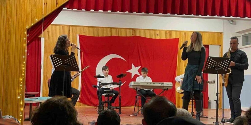 Erzincan’da öğretmenler oluşturdukları koro ile konser verdi