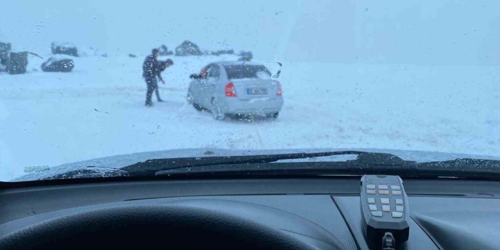 Erzurum’da araçlar karlı yolda kaldı, offroadçular yardıma koştu