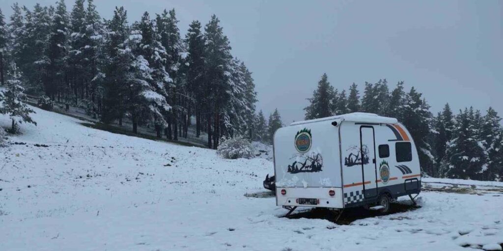 Erzurum’da mayıs ayında yağan kar dağları beyaza bürüdü