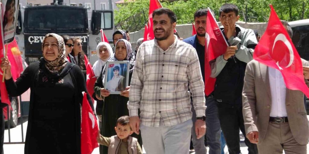 Evlat nöbetindeki aileler: “Umudumuzu kaybetmiyoruz”