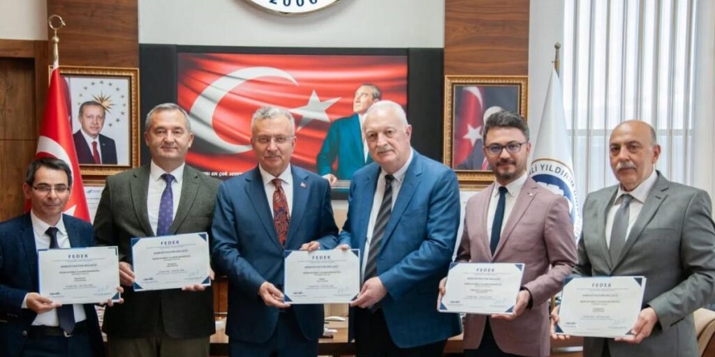 Fen Edebiyat Fakültesinin, akreditasyon belgelerini rektöre takdim etti