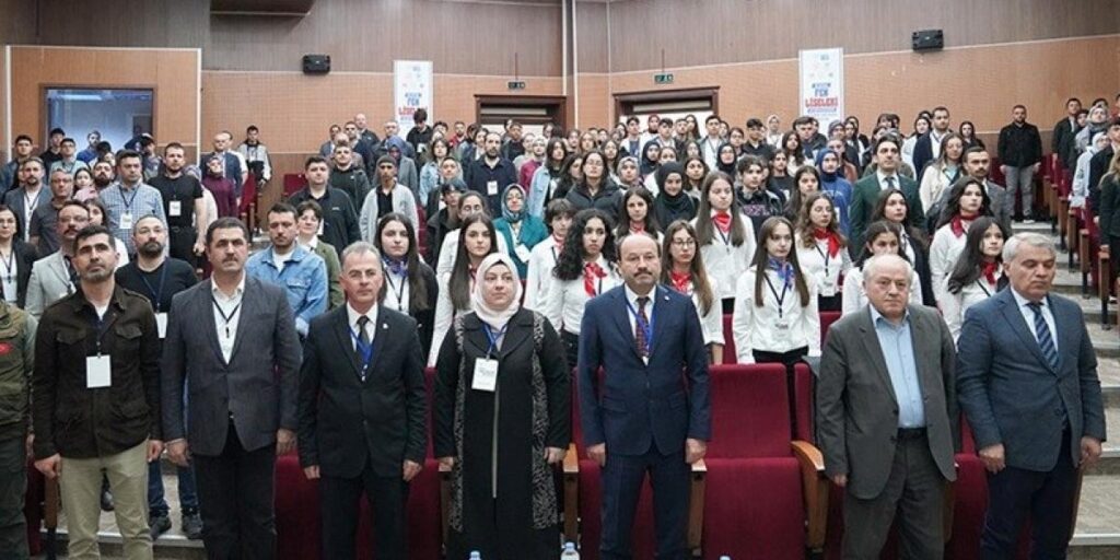 Fen Lisesi Öğrencileri ETÜ’de düzenlenen sempozyumda buluştu