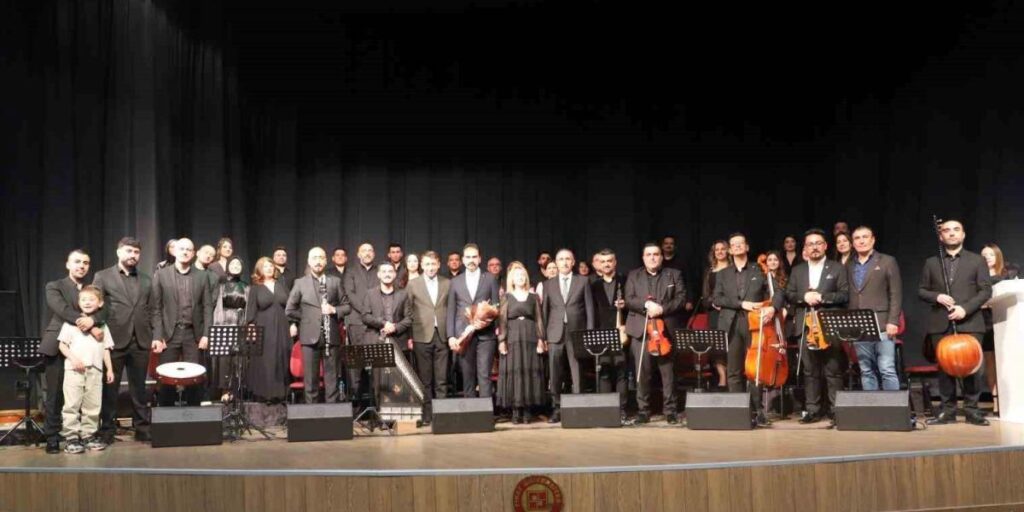 FÜ’de akademisyenler korosu sergilendi