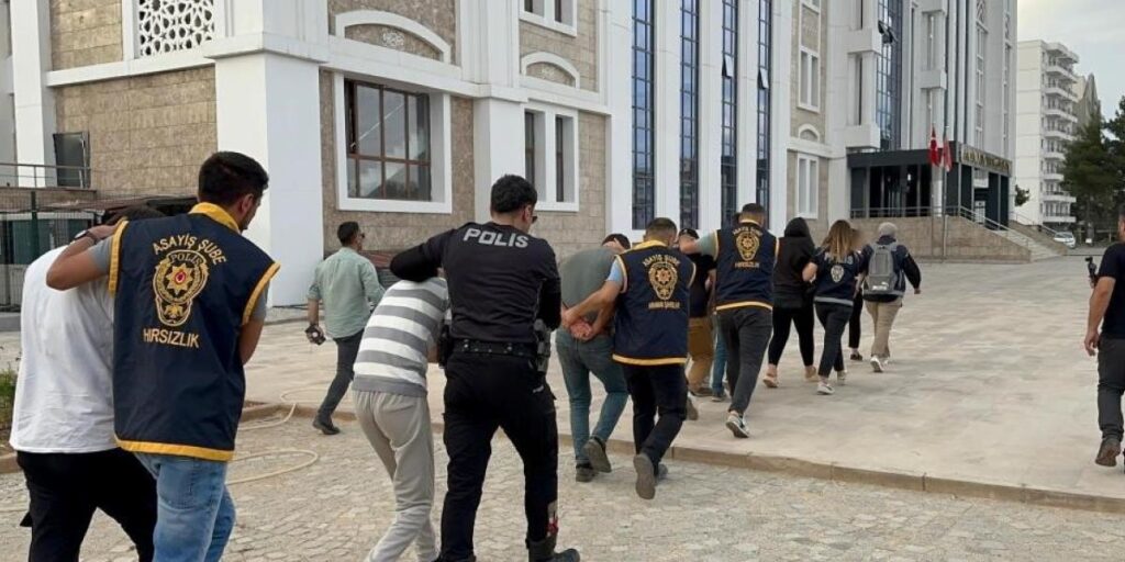 Fuhuş operasyonunda 3 şahıs tutuklandı