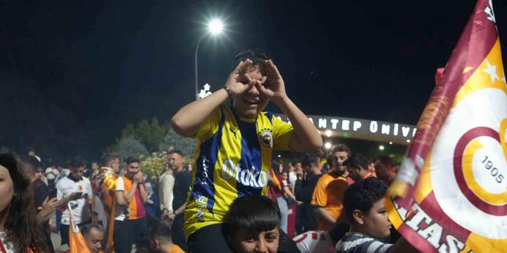 Galatasaray’ın şampiyonluğu Gaziantep’te davul, zurna ve halayla kutlandı