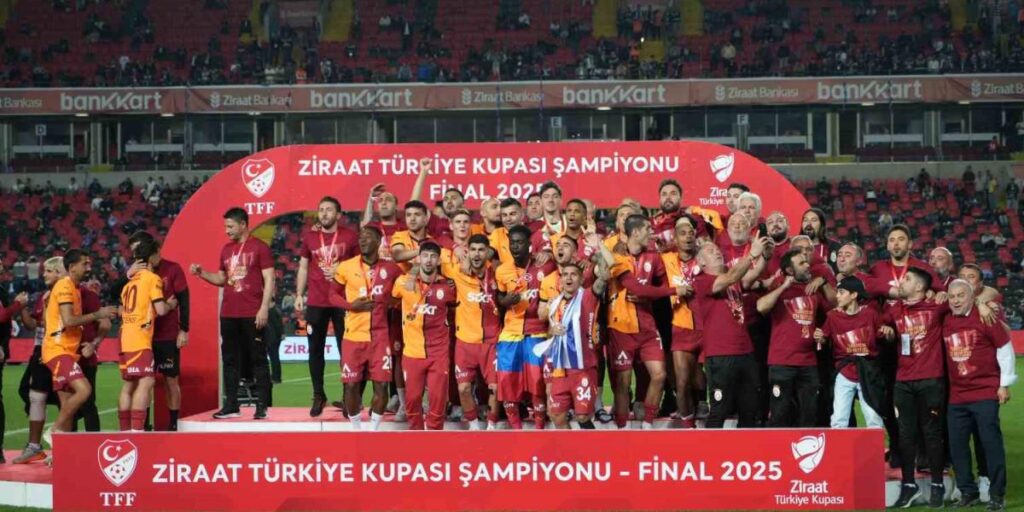 Galatasaraylı oyuncular Türkiye Kupası’nı kaldırdı, coşku zirveye ulaştı