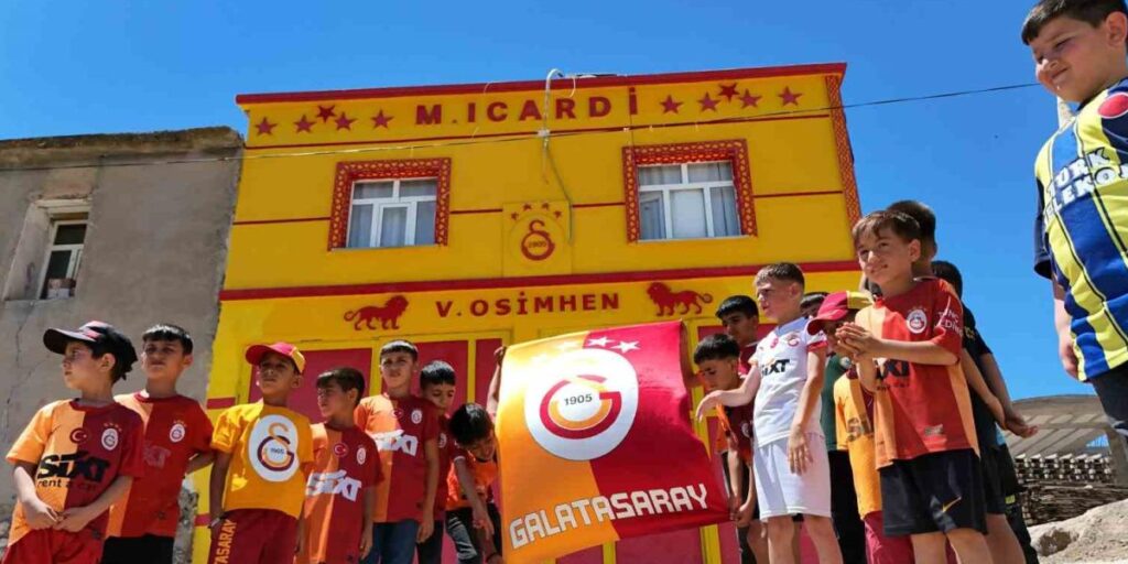 Galatasaraylı taraftar evinin dış cephesini sarı-kırmızıya boyatıp, Osimhen ve 5. yıldızı ekledi