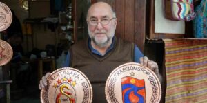 Gaziantep’te Galatasaray ve Trabzonspor’un logoları ilmek ilmek bakıra işleniyor