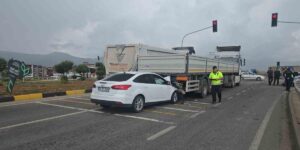 Gaziantep’te ışıkta bekleyen tıra çarpan otomobilin sürücüsü yaralandı