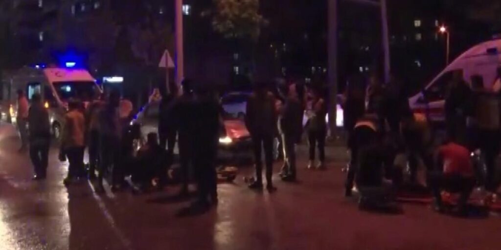 Gaziantep’te karşıya geçmeye çalışan 2 kişiye otomobil çarptı