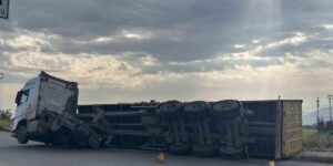 Gaziantep’te pamuk yüklü tırın dorsesi yan yattı