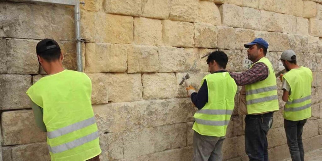 Gaziantep’te taş ustaları 1 Mayıs’ta da ekmeklerini taştan çıkartıyor
