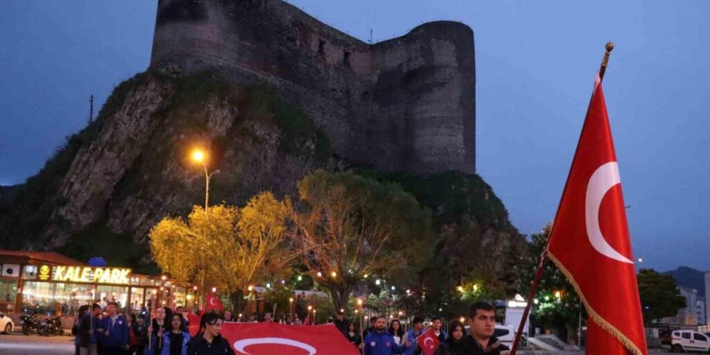 Gençler meşalelerle yürüdü