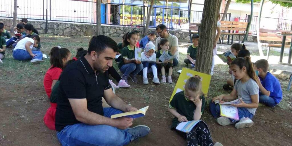 Gercüş’te öğrenciler anne, baba ve öğretmenleriyle kitap okudu