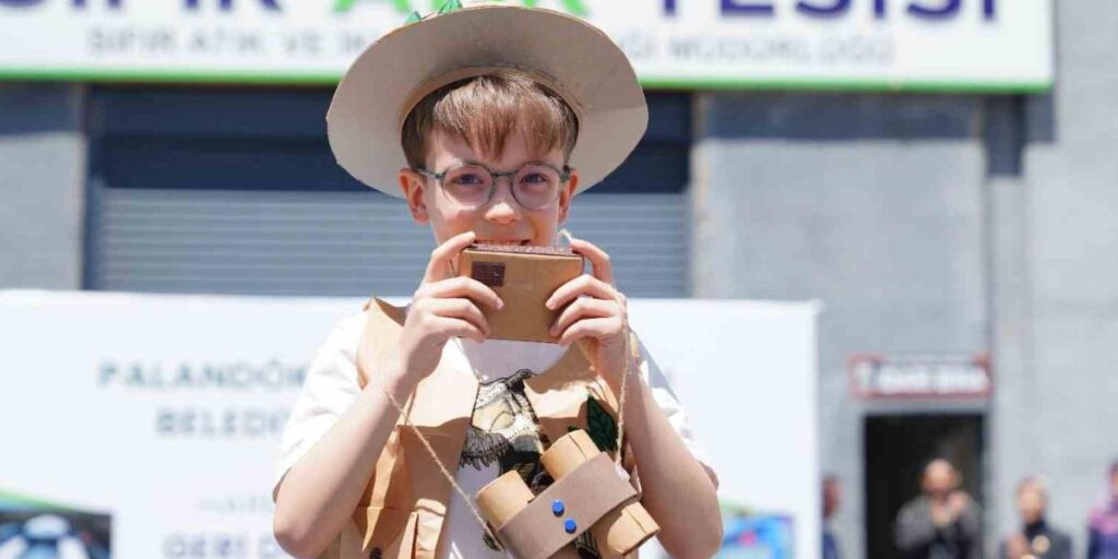 Geri dönüşüm defilesi renkli görüntülere neden oldu
