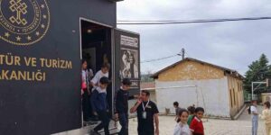 Gezen Sinema Tırı Baskil’de çocuklarla buluştu