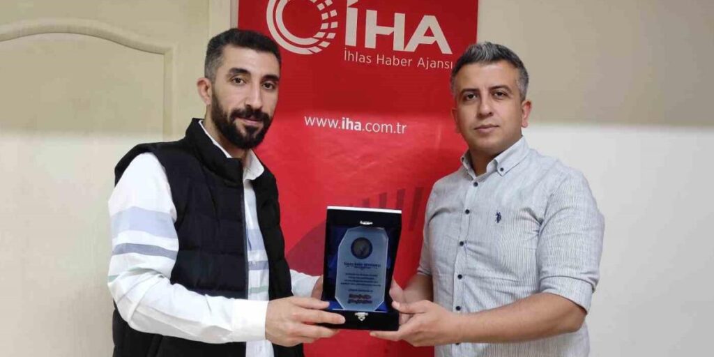 Güneşin Çocukları Spor Kulübü’nden İHA muhabirine plaket