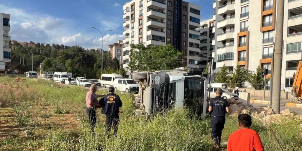 Hafriyat yüklü kamyon devrildi: 1 yaralı