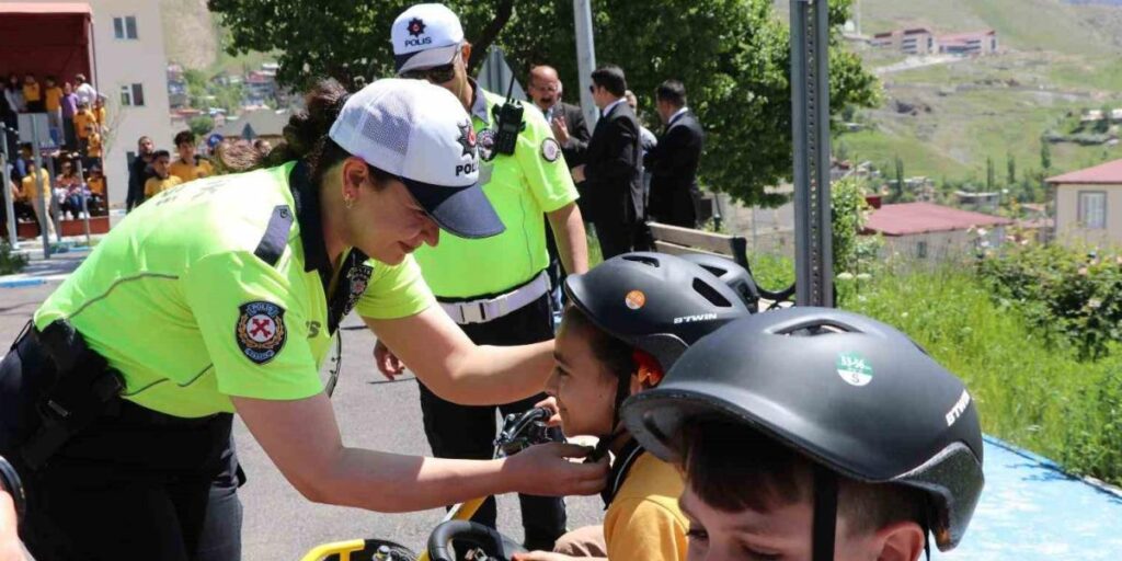 Hakkâri’de trafikte bilinçli nesillerin yetişmesi için eğitimler devam ediyor