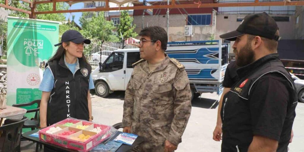 Hakkari’de “En İyi Narkotik Polisi: Anne” standına açıldı