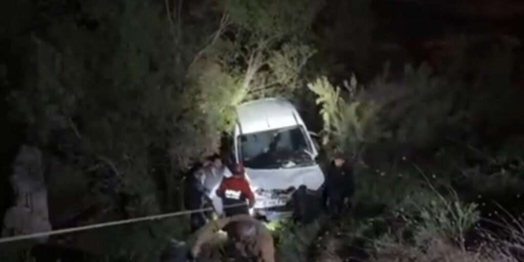 Hakkari’de hafif ticari araç Zap Suyu’na uçtu: 1 yaralı