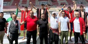 Hakkarili güreşçilerden büyük başarı