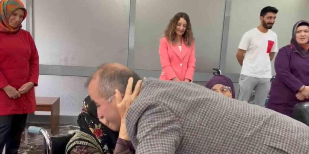 Huzurevindeki yaşlı kadının valiye sözleri gönülleri ısıttı: “Babalar Günün kutlu olsun, bana da bir öpücük ver”