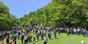 Huzurun sağlandığı köylerine 35 yıl sonra dönen aileler, kazanlarda yemekler pişirip doyasıya eğlendi