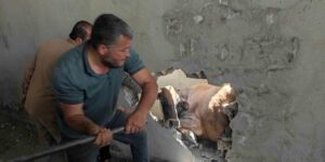 İki duvar arasında sıkışan ineği balyozla duvarı kırarak kurtardılar