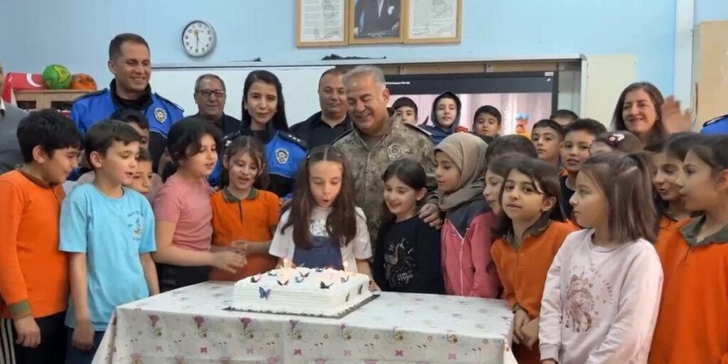 İl Emniyet Müdürü Turgay’dan kendisini doğum gününe davet eden öğrenciye sürpriz