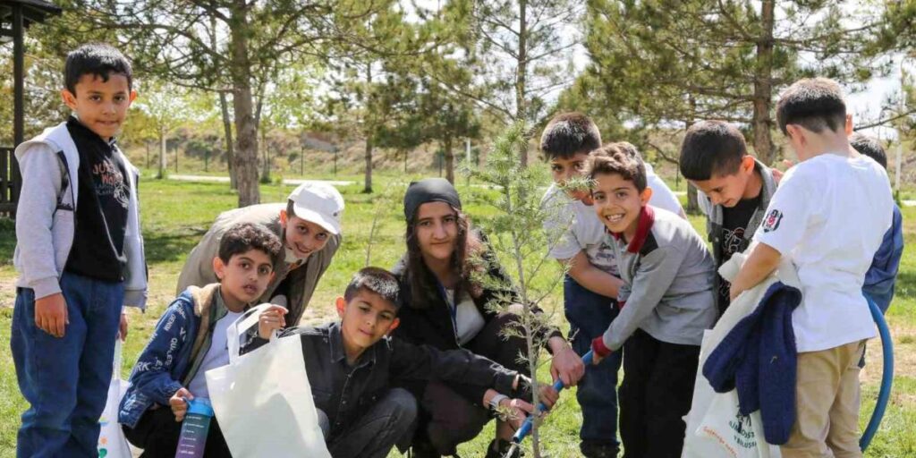 İlkokul öğrencileri iklim değişikliğine dikkat çekmek için fidan dikti