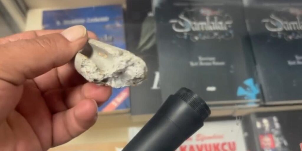 İnternetten aldığı mikrofonun içinden beton çıktı