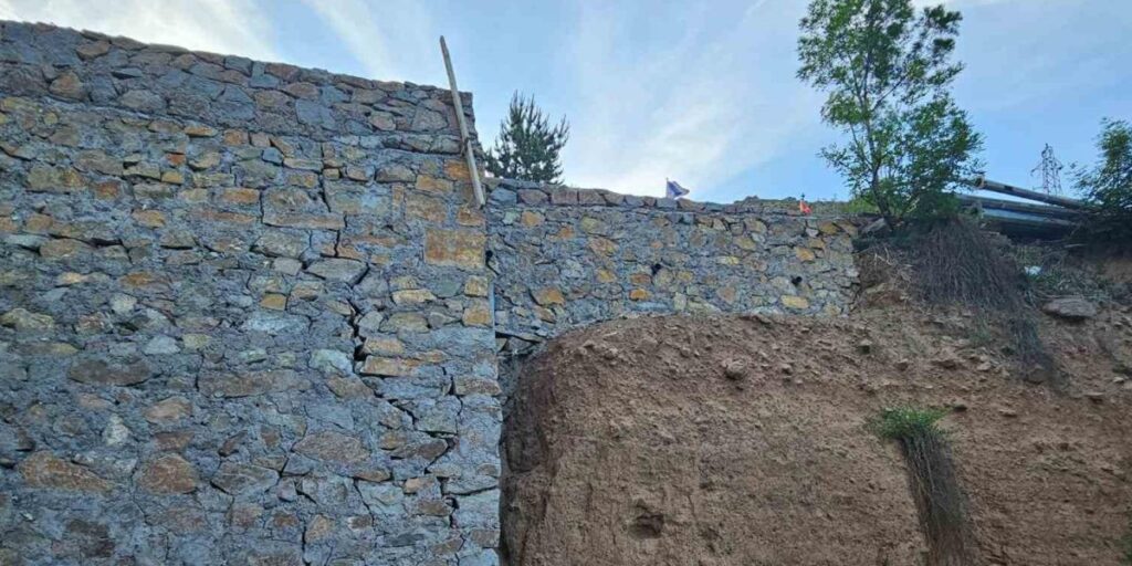 İspir’de bir yıl önce yapılan duvardaki çatlamalar vatandaşları tedirgin ediyor