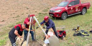 İtfaiye ekipleri kuyuya düşen koyunu kurtardı