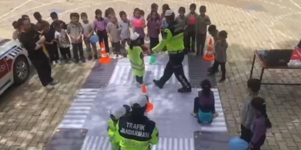 Jandarma ekiplerinden minik öğrencilere trafik eğitimi
