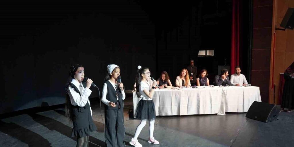 Kahta’da İngilizce Şarkı Yarışması büyük beğeni topladı