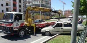 Kamyonun çarptığı otomobil refüje savruldu