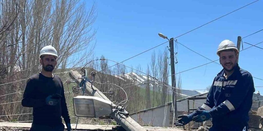 Karayazı’da hortum ve fırtına enerji hatlarını vurdu