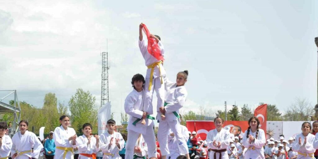 Kars’ta 19 Mayıs coşkuyla kutlandı