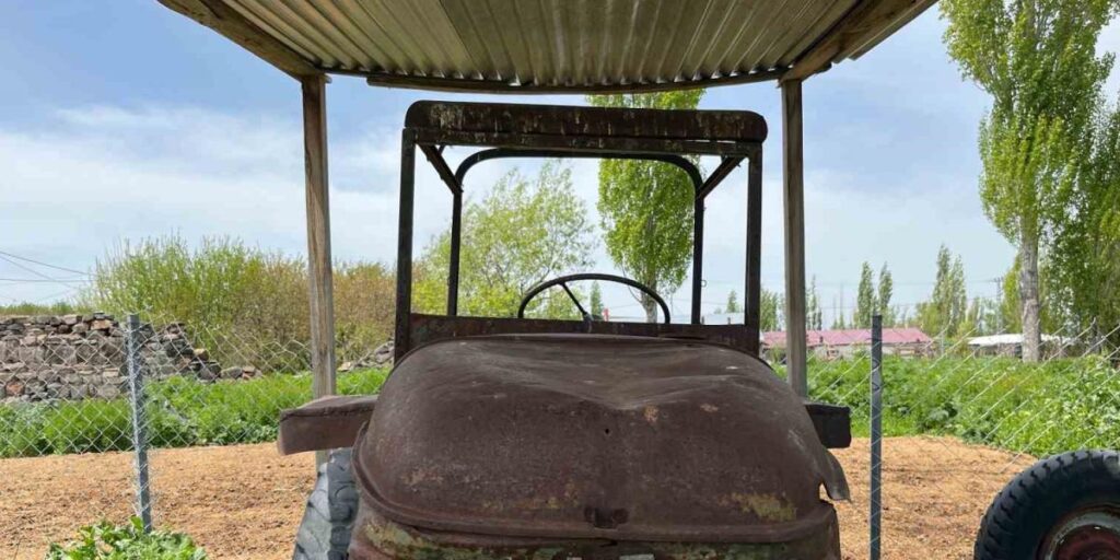 Kars’ta baba hatırası traktörü 73 yıldır saklıyor