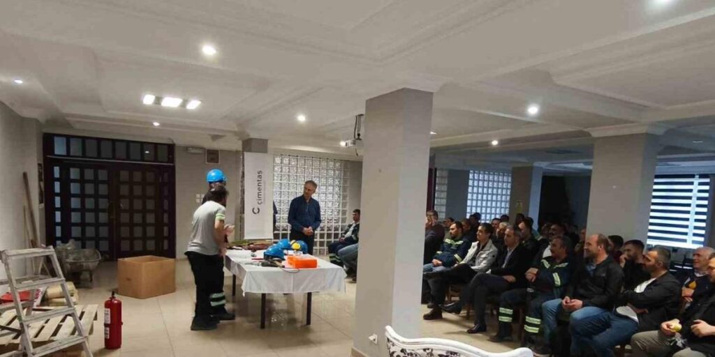 Kars’ta ‘Bana bir şey olmaz abi’ oyunu sahnelendi