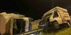 Kars’ta iki kamyonet çarpıştı: 3 yaralı