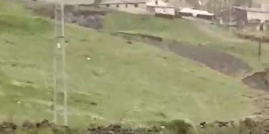 Kars’ta şiddetli rüzgar çatıları uçurdu: Korku dolu anlar kamerada