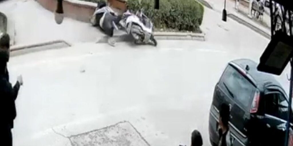 Kilis’te motosiklet sürücüsünün ağır yaralandığı kaza kamerada