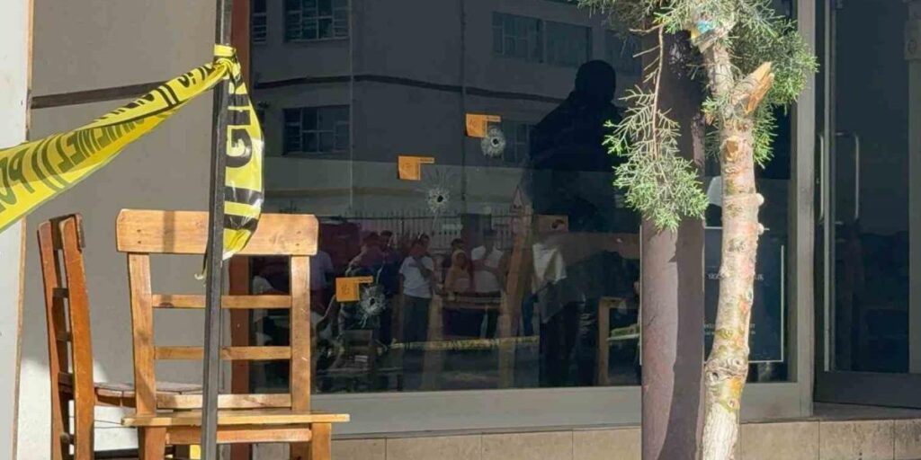 Kıraathanenin önünde oturan gence kanlı infaz