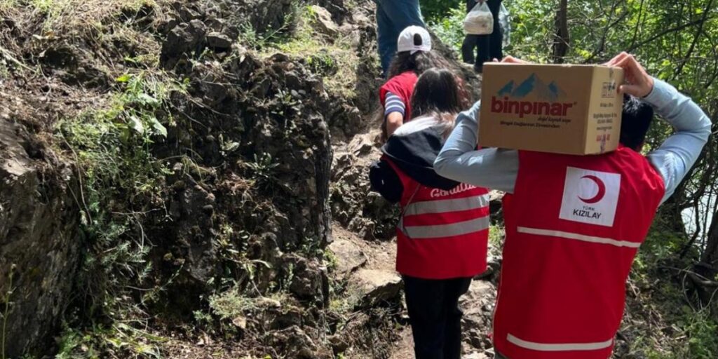 Kızılay ekibinden arama çalışmalarına katılanlara sıcak yemek