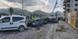 Kontrolden çıkan beton mikseri park halindeki 8 aracı biçti