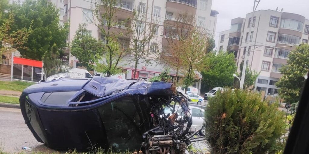 Kontrolden çıkan otomobil refüje çarptı: 2 yaralı