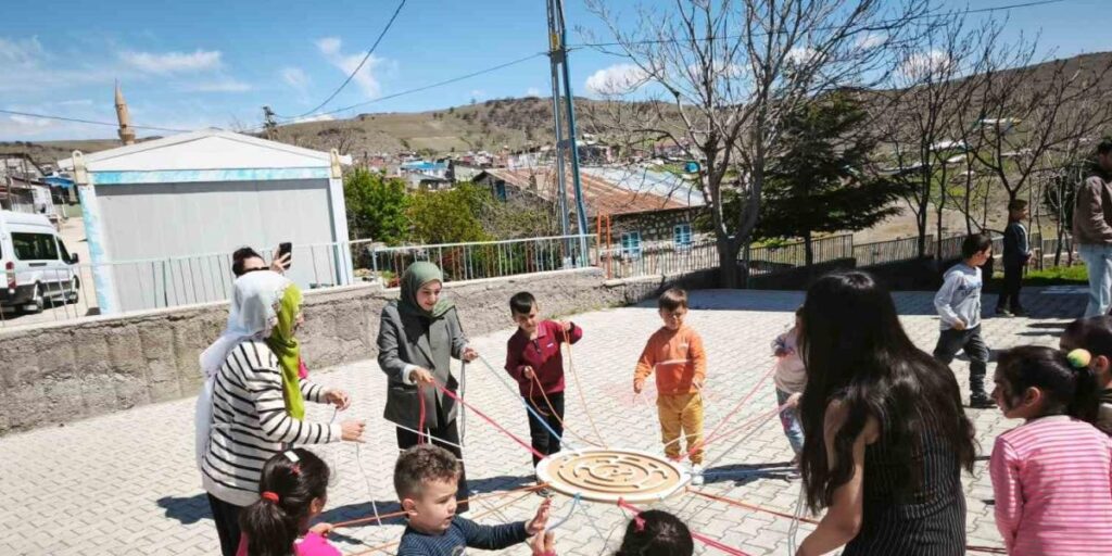 Koruma altındaki çocuklar ile köy okulu öğrencileri arasında şölen tadında etkinlik