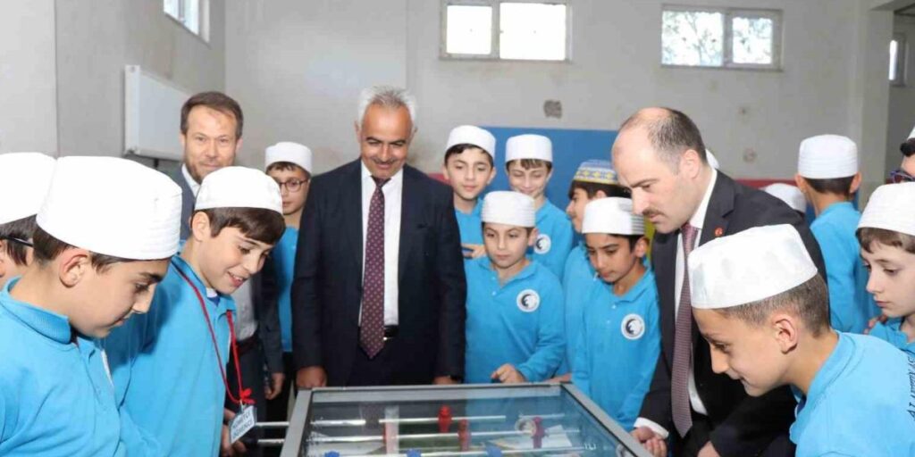 Kuran Kursu öğrencilerine oyun grubu hediye etti